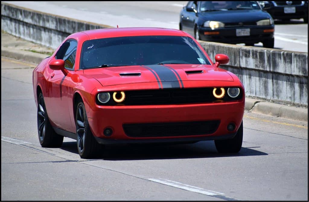 czerwony dodge charger