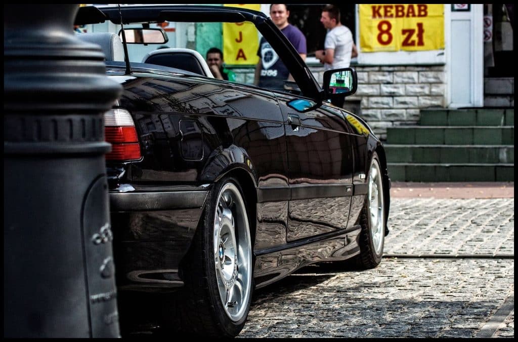 czarny kabriolet bmw e36